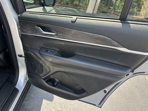 Used 2024 Jeep Grand Cherokee L Limited w/ Luxury Tech Group II image 19