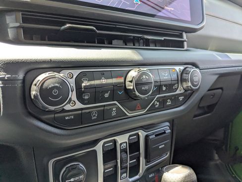 Used 2025 Jeep Gladiator Mojave AWD/4WD image 18