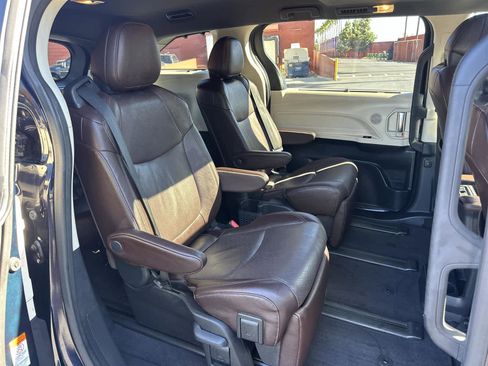 Used 2023 Toyota Sienna Platinum image 12