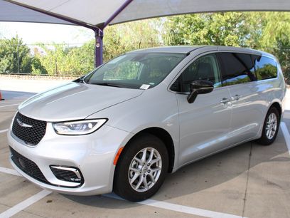 Used 2024 Chrysler Pacifica Touring-L