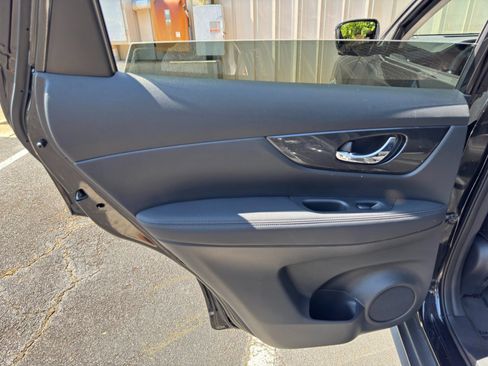Used 2018 Nissan Rogue SV w/ Premium Package AWD/4WD image 38