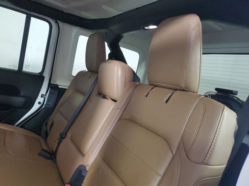 Used 2020 Jeep Wrangler Unlimited Sahara image 10