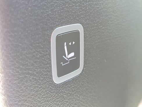 Used 2019 Chrysler Pacifica Touring-L FWD image 16