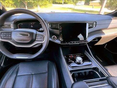 Used 2024 Jeep Wagoneer L Series II w/ Flexible Seating Group AWD/4WD image 15