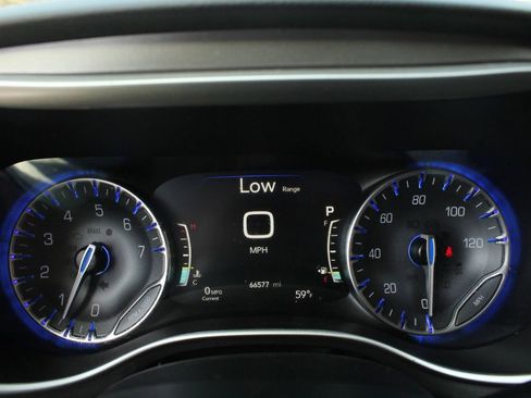 Used 2023 Chrysler Pacifica Touring-L FWD image 28