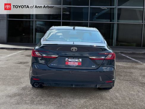 Used 2025 Toyota Camry SE FWD image 9