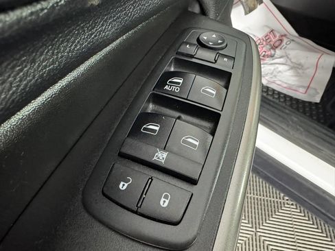 Used 2019 Jeep Cherokee Latitude w/ Cold Weather Group AWD/4WD image 36