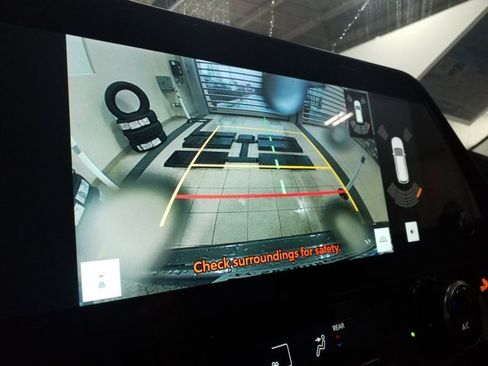 Used 2023 Toyota Highlander Limited image 9