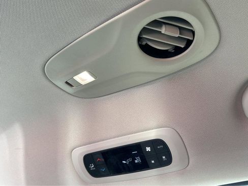 Used 2017 Chrysler Pacifica Touring-L image 17