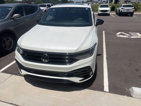 Used 2023 Volkswagen Tiguan SE R-Line FWD image 3