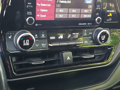 Used 2020 Toyota Highlander XLE image 24