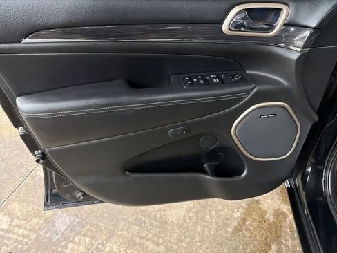Used 2017 Jeep Grand Cherokee Overland image 11