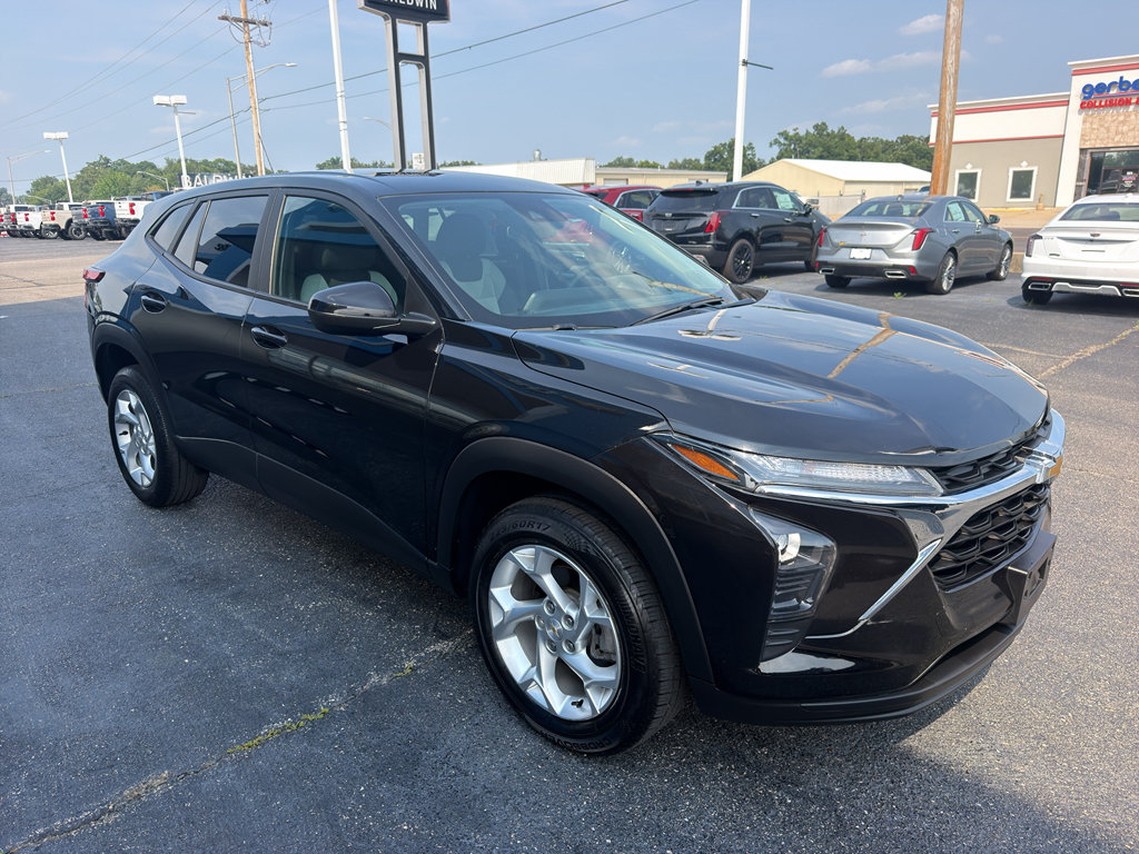 Used 2024 Chevrolet Trax LS w/ LS Convenience Package FWD image 3