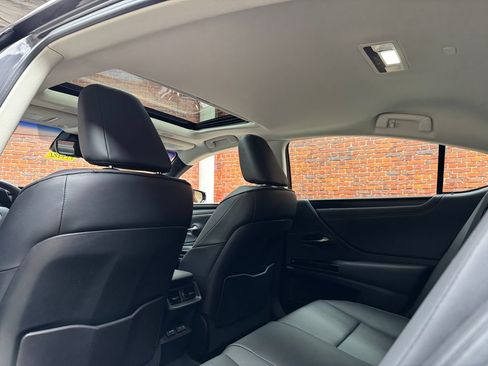 Used 2023 Lexus ES 350 w/ Premium Package FWD image 3