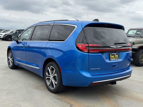 New 2026 Chrysler Pacifica Pinnacle w/ Trailer Tow Group AWD/4WD image 4