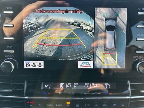 Used 2021 Toyota Sienna Platinum image 18