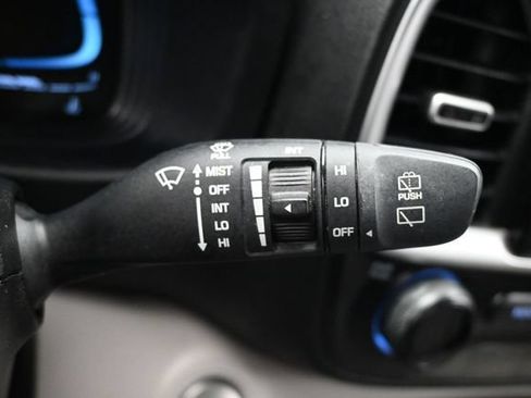 Used 2024 Hyundai Venue SEL FWD image 25