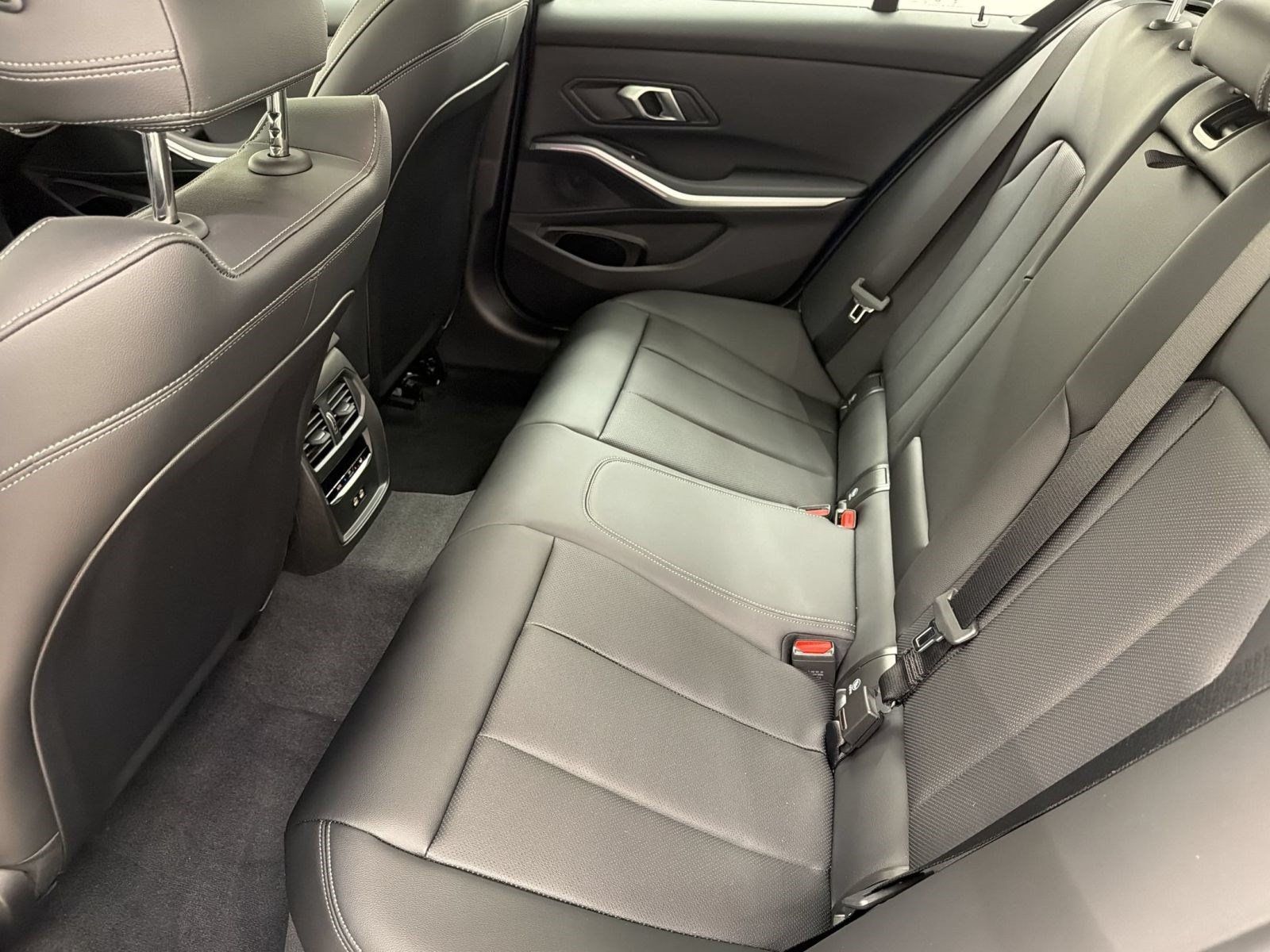 New 2026 BMW 330i Sedan w/ M Sport Package RWD image 19