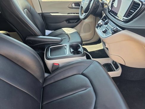 Certified 2024 Chrysler Pacifica Limited FWD image 21
