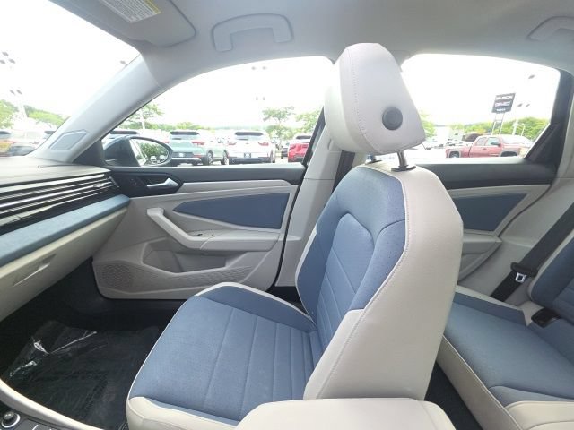 Used 2025 Volkswagen Jetta SE FWD image 21