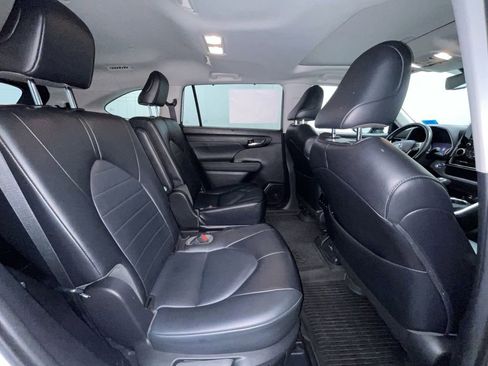Used 2022 Toyota Highlander XLE AWD/4WD image 5