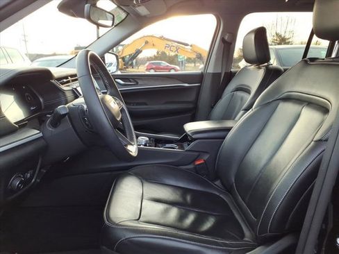 Used 2023 Jeep Grand Cherokee Limited w/ Black Appearance Package image 24