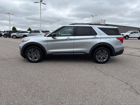 Used 2022 Ford Explorer XLT w/ Equipment Group 202A AWD/4WD image 8