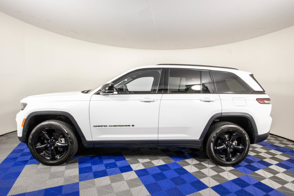Used 2025 Jeep Grand Cherokee Limited w/ Black Appearance Package AWD/4WD image 9