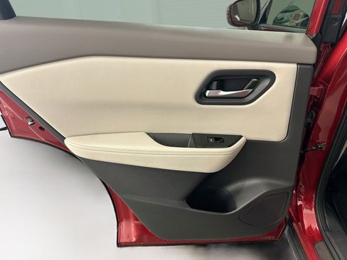 Used 2025 Nissan Rogue SV AWD/4WD image 26
