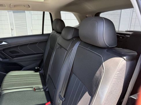 Used 2023 Volkswagen Tiguan SE w/ Panoramic Sunroof Package FWD image 18