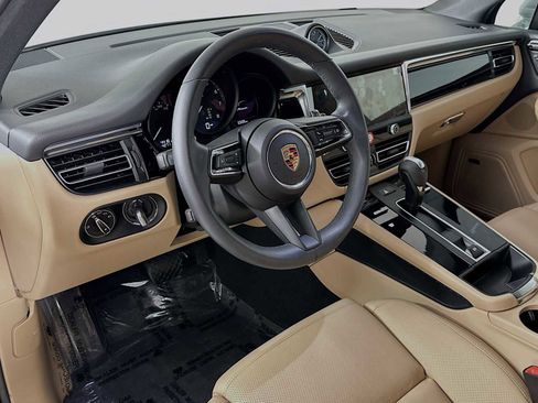 Certified 2025 Porsche Macan image 4