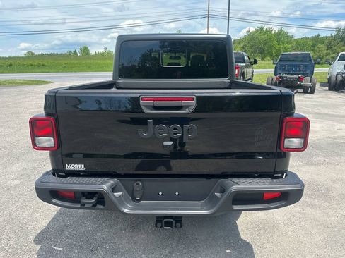 Used 2023 Jeep Gladiator Sport AWD/4WD image 4