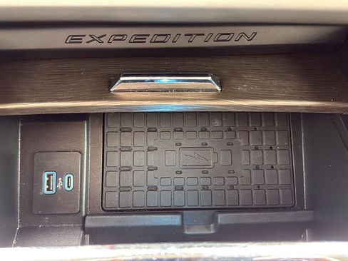 Used 2023 Ford Expedition Limited image 37