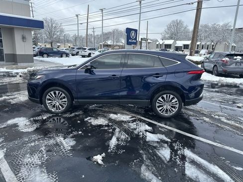 Used 2022 Toyota Venza image 5