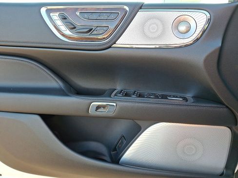 Used 2019 Lincoln Continental Reserve image 12