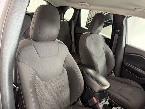Used 2020 Jeep Cherokee Latitude w/ Cold Weather Group FWD image 25