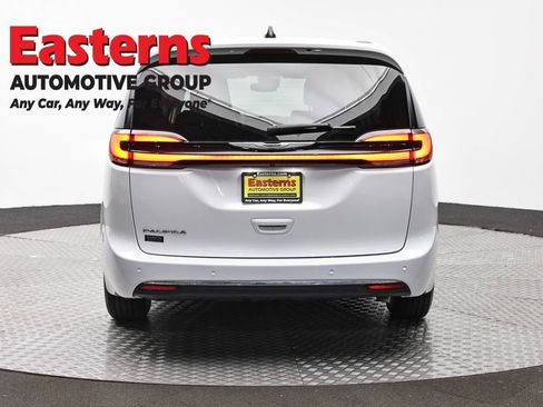 Used 2024 Chrysler Pacifica Touring-L FWD image 6