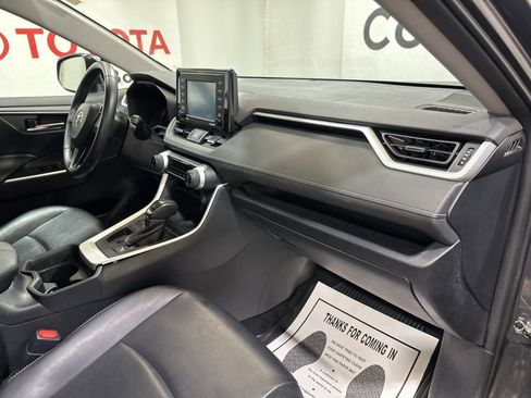 Used 2020 Toyota RAV4 XLE Premium image 11