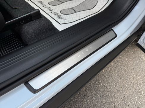 Used 2025 Volvo XC40 B5 Plus w/ Protection Package Premier image 19