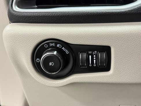 Used 2023 Chrysler Pacifica Limited FWD image 19