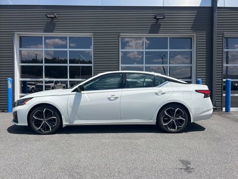 Used 2024 Nissan Altima 2.5 SR w/ SR Premium Package FWD image 2
