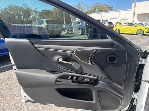 Used 2025 Lexus ES 350 Ultra Luxury w/ Accessory Package (Z2) image 8