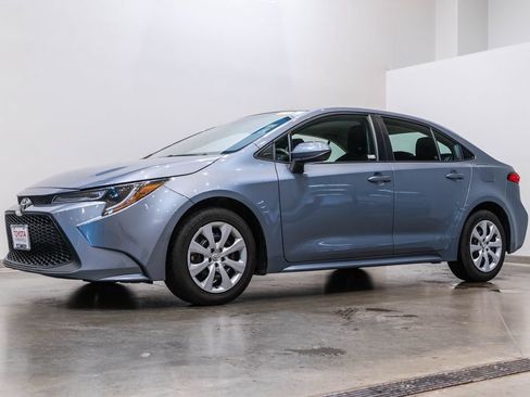 Used 2022 Toyota Corolla LE FWD image 3