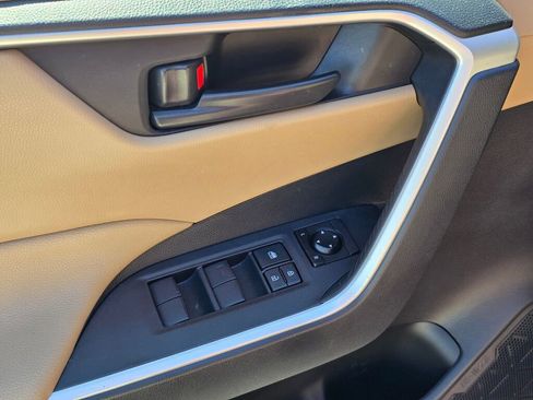 Used 2019 Toyota RAV4 LE FWD image 19