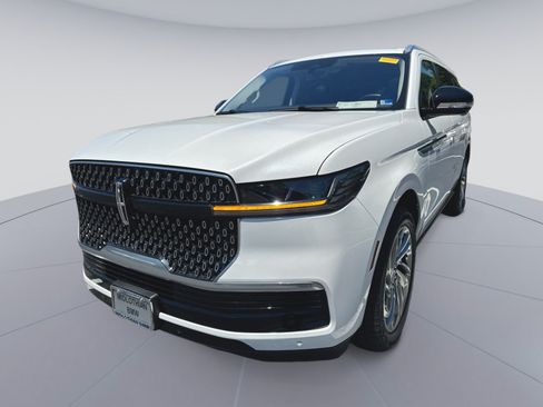 Used 2025 Lincoln Navigator Reserve AWD/4WD image 5