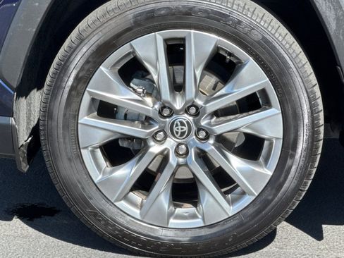 Used 2021 Toyota RAV4 XLE Premium w/ Carpet Mat Package (TMS) image 41