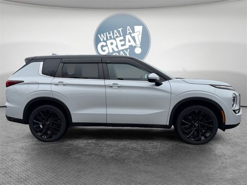 Used 2022 Mitsubishi Outlander ES image 2