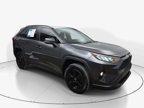 Used 2021 Toyota RAV4 XLE w/ Convenience Package FWD image 2