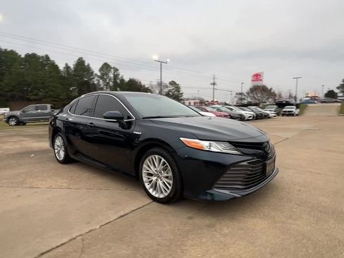 Used 2020 Toyota Camry XLE image 8
