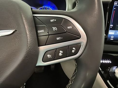 Used 2024 Chrysler Pacifica Touring-L FWD image 16
